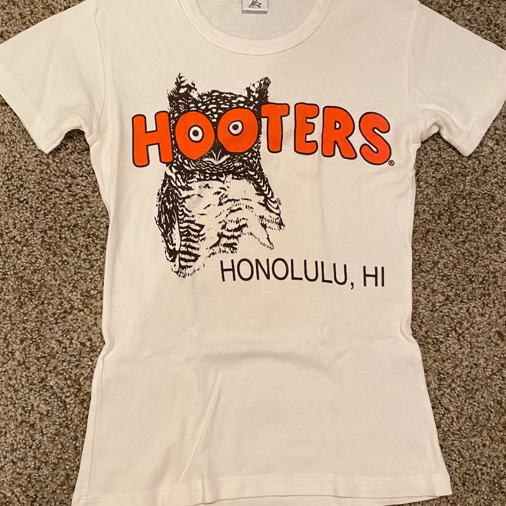 Hooters Honolulu Small White Tshirt